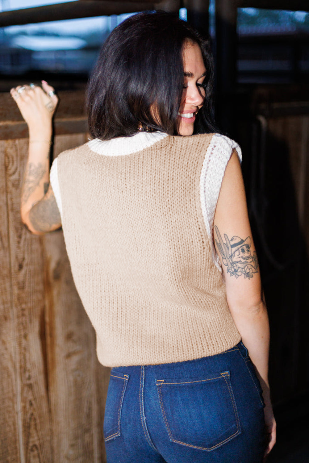 Horseshoe Oatmeal Color Contrast Trim Sleeveless Sweater